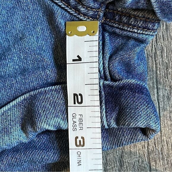 American Eagle, Light/Medium-Wash, High-Rise, “Mom Jeans”. Size 8. - Picture 4 of 5